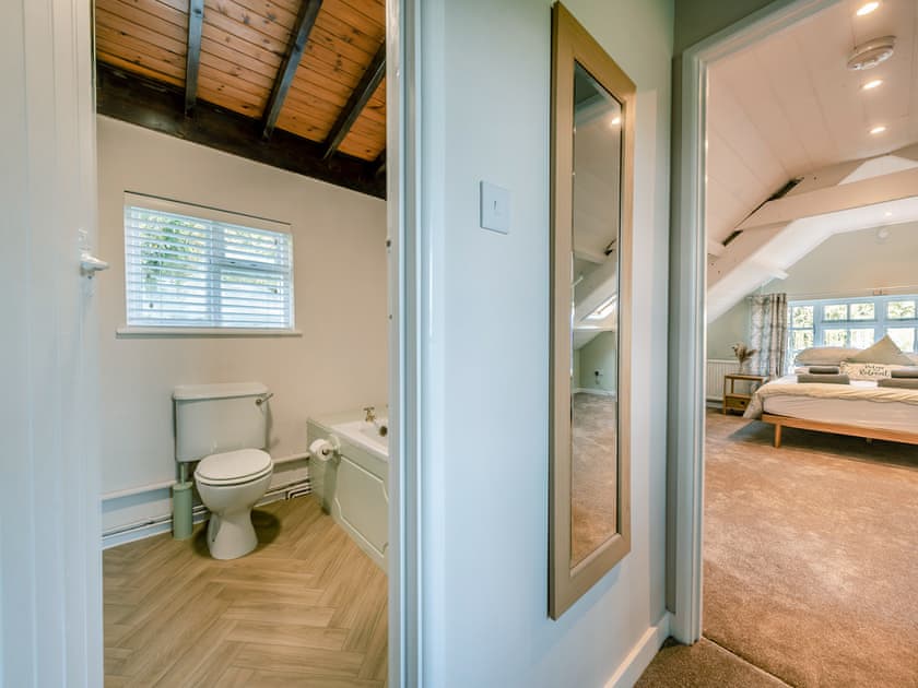 Bathroom | Plas Bach Cottage, Llandeilo