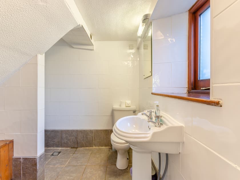 Bathroom | Sherrill Farmhouse - Sherrill Farm Holiday Cottages, Dunterton, near Tavistock