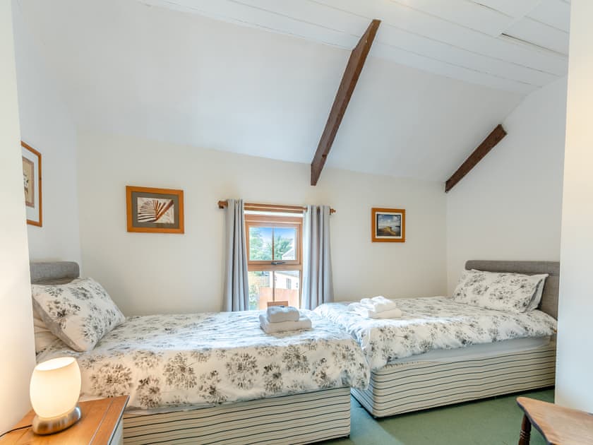 Twin bedroom | Rose Cottage - Jones’ Cottages, Gower