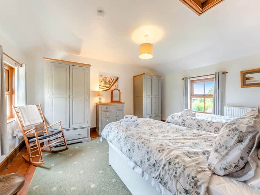 Twin bedroom | Rose Cottage - Jones’ Cottages, Gower