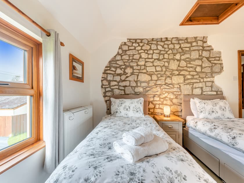 Twin bedroom | Rose Cottage - Jones’ Cottages, Gower