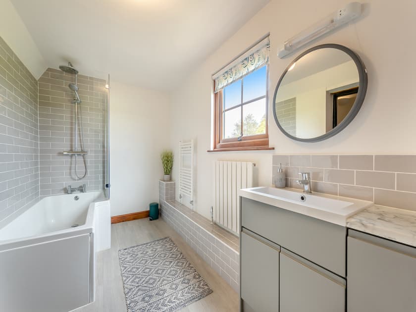 Bathroom | Rose Cottage - Jones’ Cottages, Gower