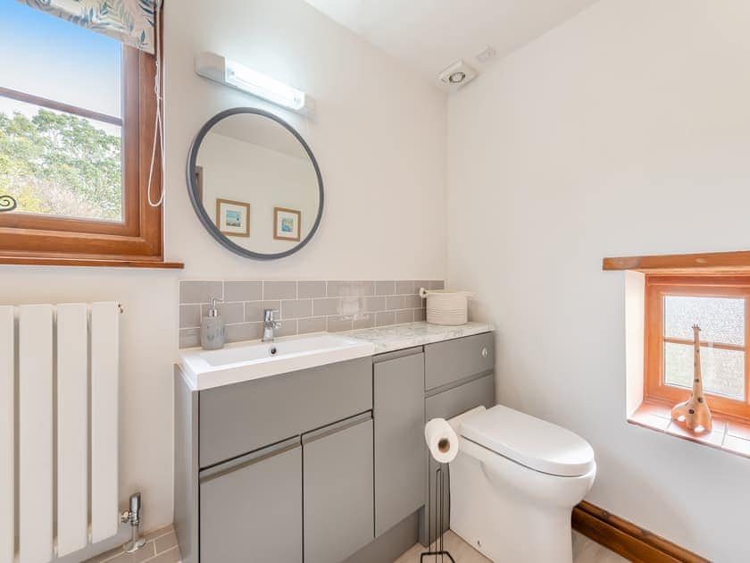 Bathroom | Rose Cottage - Jones’ Cottages, Gower