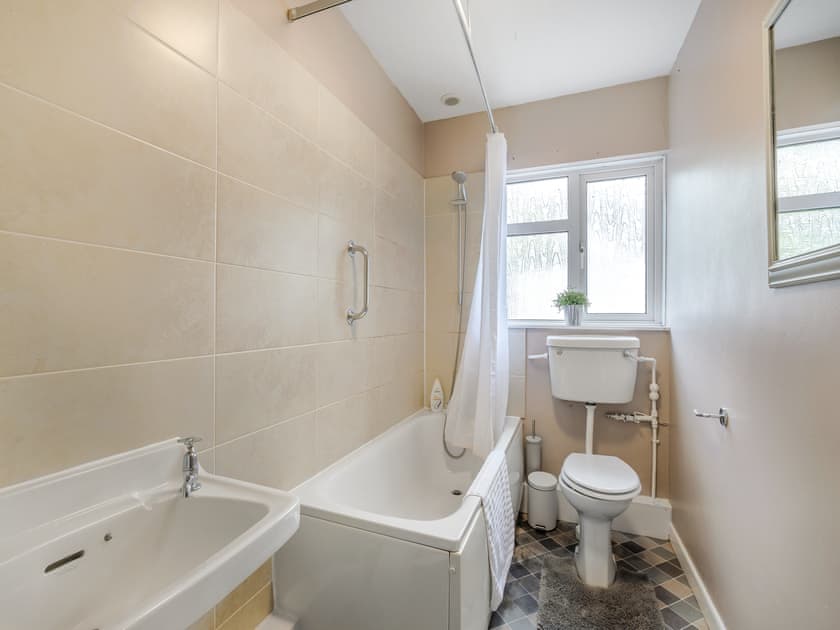 Bathroom | Spruce Cottage - Golden Park, Hartland