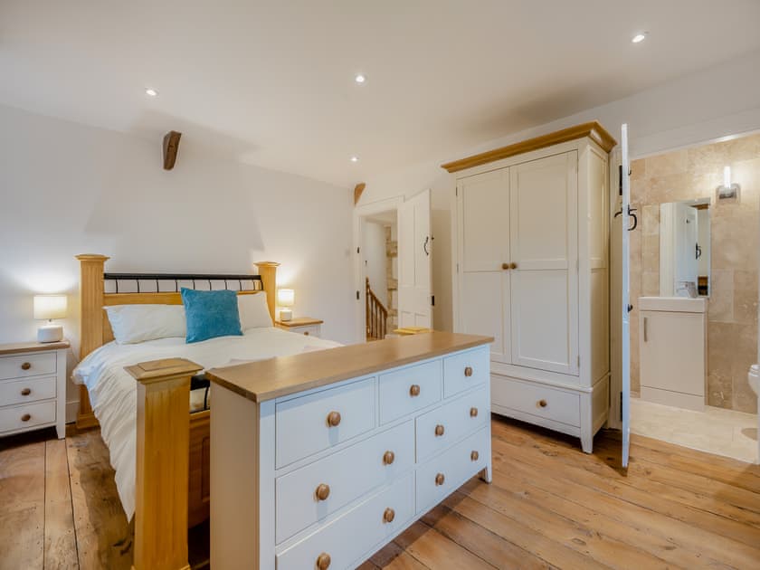 Double bedroom | New Inn Farmhouse - The New Inn Farm, Marnhull, near Shaftesbury