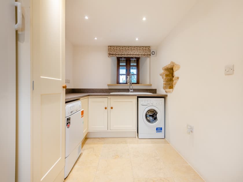 Utility room | New Inn Farmhouse - The New Inn Farm, Marnhull, near Shaftesbury