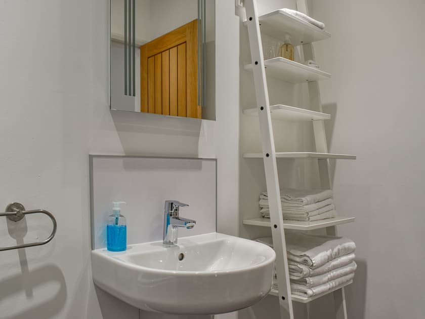 Bathroom | Elm Cottage - The Granary Cottages, Whitby