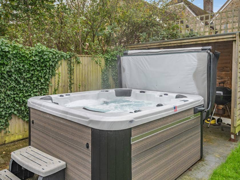 Jacuzzi | The New Inn Barn - The New Inn Farm, Marnhull, near Shaftesbury