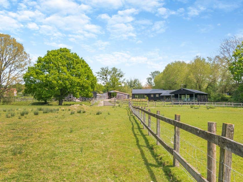 Setting | Cedar Lodge - Broad View Farm, Blacknest, near Alton