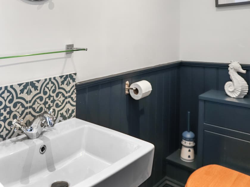 Bathroom | The White Anchor - White Cottages, Newborough 