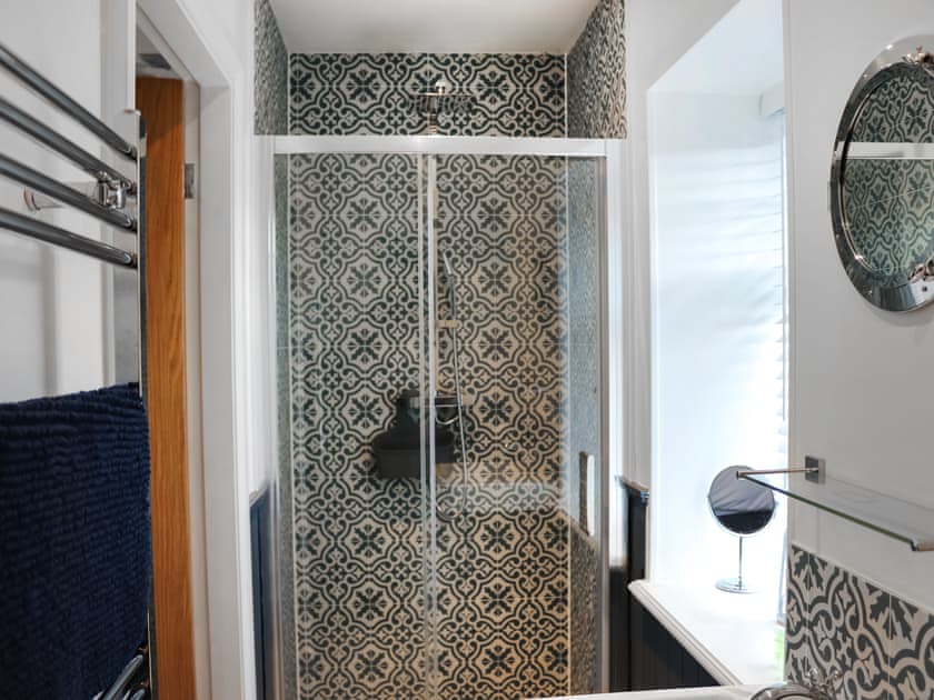 Bathroom | The White Anchor - White Cottages, Newborough 