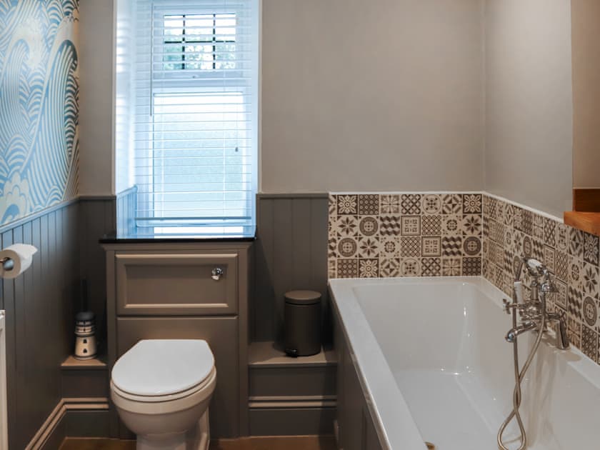 Bathroom | The White Anchor - White Cottages, Newborough 