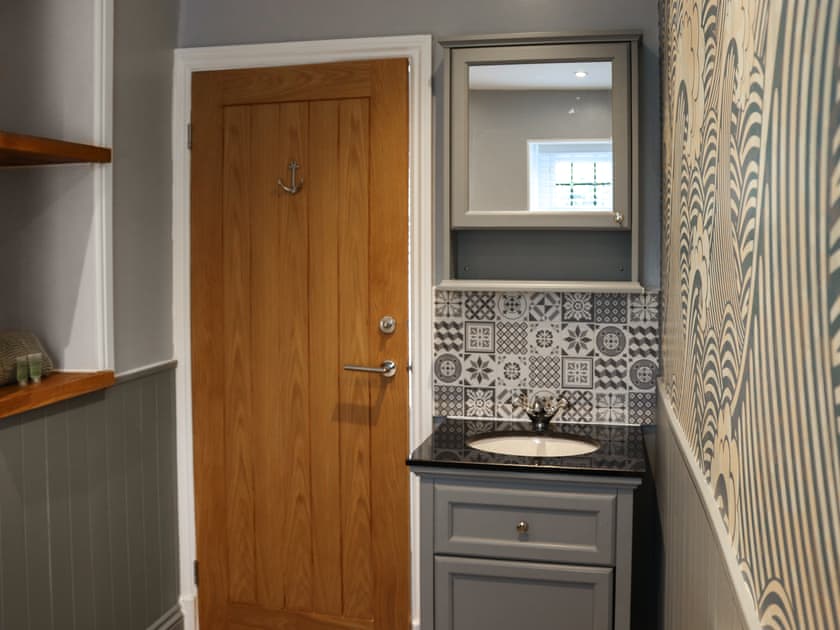 Bathroom | The White Anchor - White Cottages, Newborough 