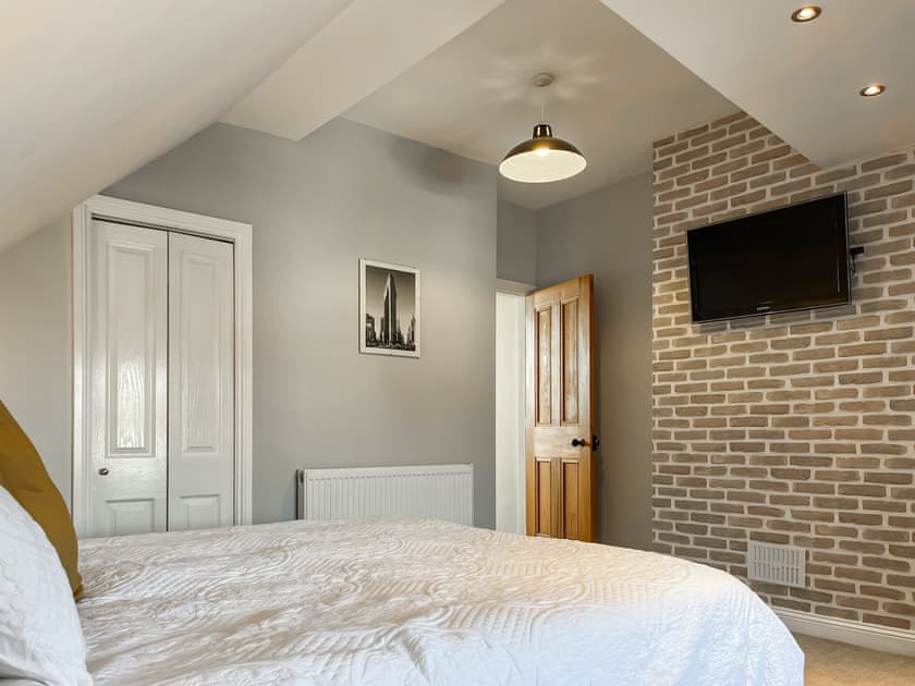 Double bedroom | Cracken Cottage - The Green, Chinley