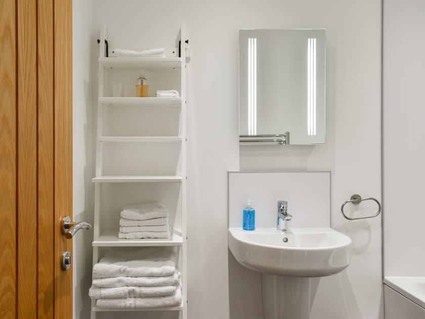 Bathroom | Oak Cottage - The Granary Cottages, Whitby