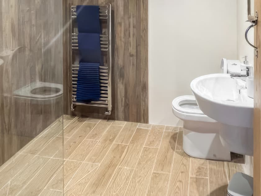 Bathroom | Stewards Bothy - East Learmouth Farmstays, Berwick-upon-Tweed