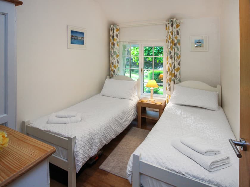 Twin bedroom | Almond Tree Cottage, Camelford