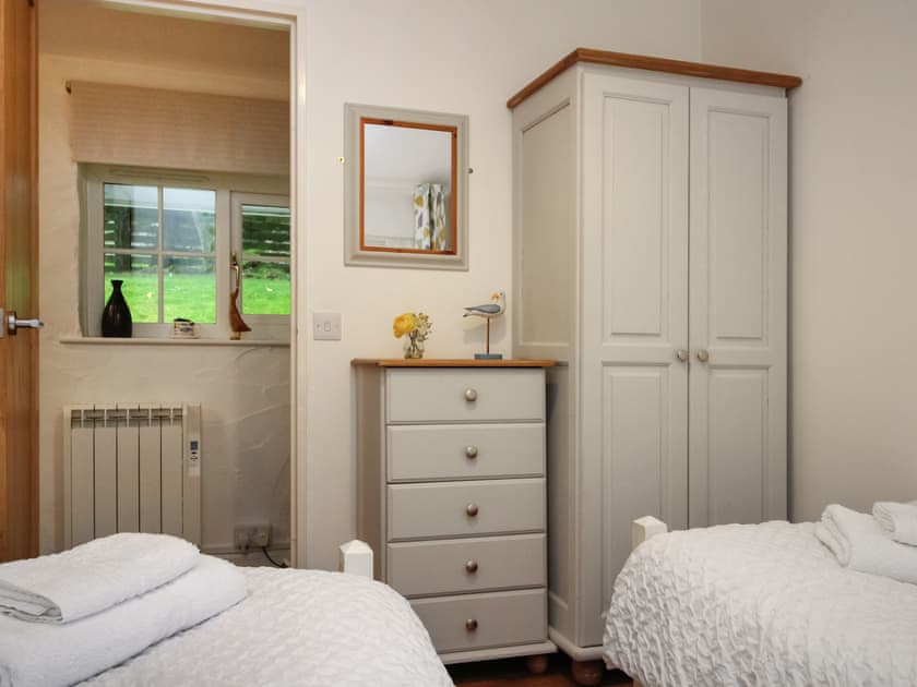 Twin bedroom | Almond Tree Cottage, Camelford
