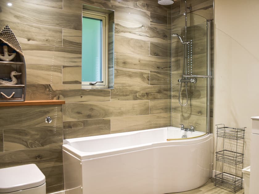 Bathroom | Chestnut Cottage, Great Yarmouth