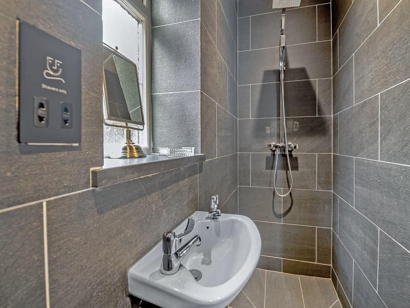 Shower room | Deri - Parc Wernol Cottages, Chwilog, near Pwllheli