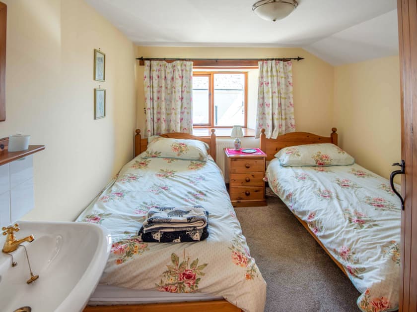 Twin bedroom | Frankaborough Cottage - Frankaborough Farm Cottages, Lifton