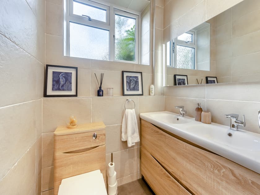 Bathroom | Blofield Cottage - Blofield Stays, Norwich