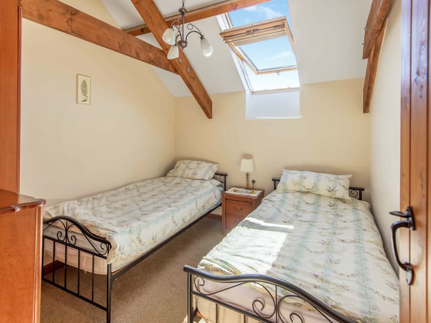 Twin bedroom | The Old Shippen - Frankaborough Farm Cottages, Lifton