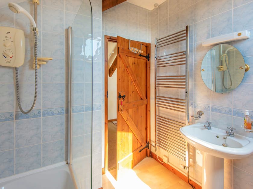 Bathroom | The Old Shippen - Frankaborough Farm Cottages, Lifton