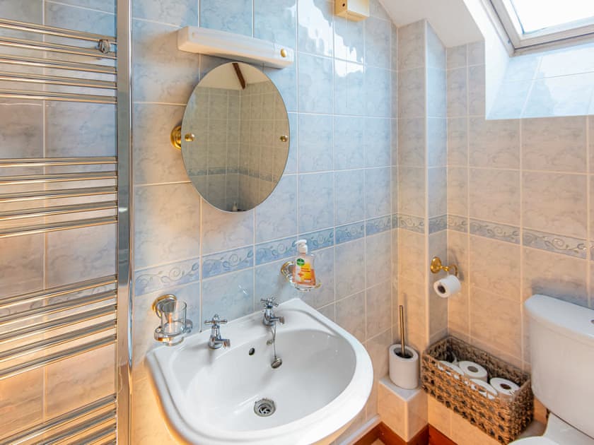 Bathroom | The Old Shippen - Frankaborough Farm Cottages, Lifton
