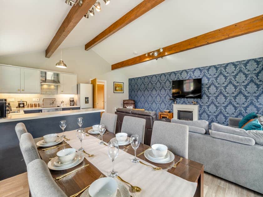 Delightfully light and airy living space | Humphrey-Basil Lodge - Birchdale Lodges & Alpaca’s, Norton Disney, near Lincoln