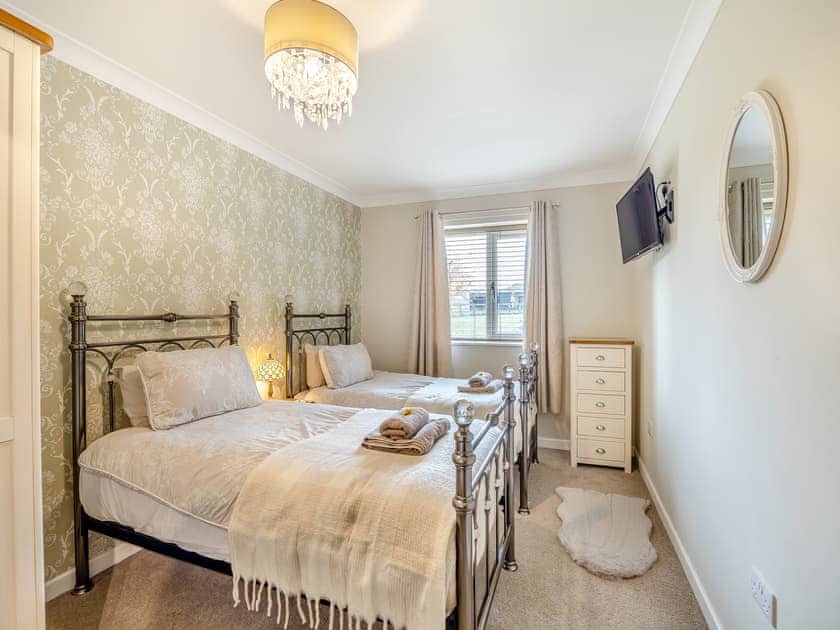 Relaxing twin bedded room | Humphrey-Basil Lodge - Birchdale Lodges & Alpaca’s, Norton Disney, near Lincoln