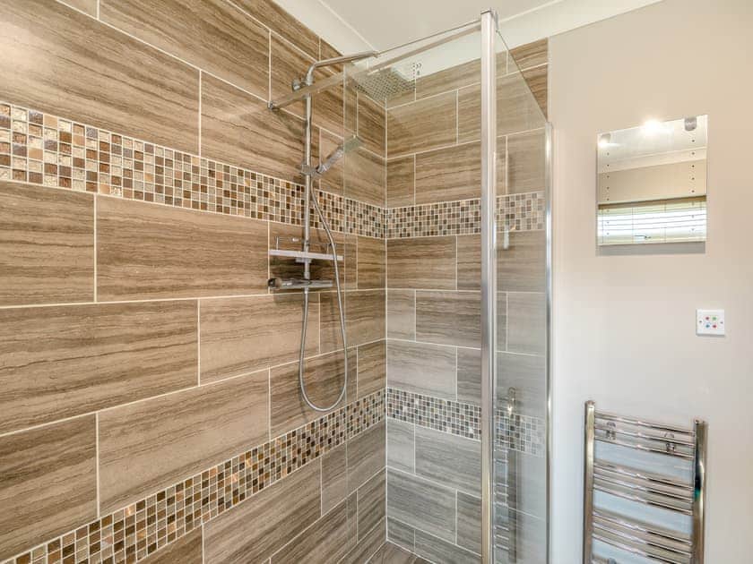 En-suite with shower cubicle | Humphrey-Basil Lodge - Birchdale Lodges & Alpaca’s, Norton Disney, near Lincoln