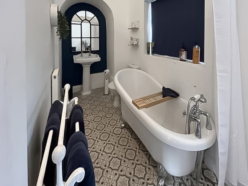 Bathroom | The Kings 1 - Kings Apartments, Denbigh