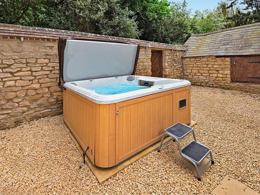 Hot tube only available between April-September | Ttich Manor, Wolverton, near Milton Keynes