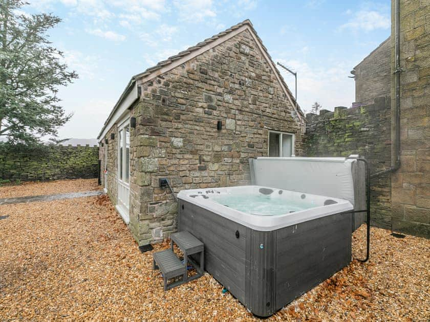 Hot tub | Syke Farm Cottage, Littleborough