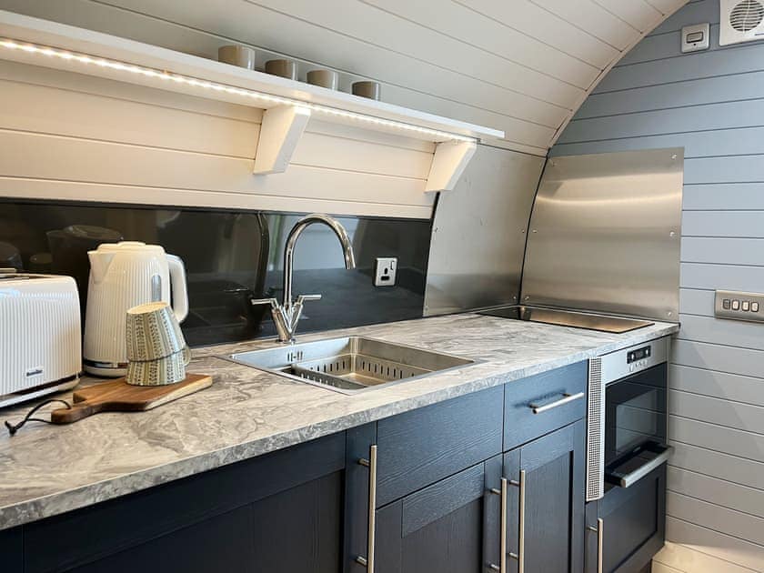 Kitchen | Coo Pod - Newton Of Inshewan Farm Pods, Forfar