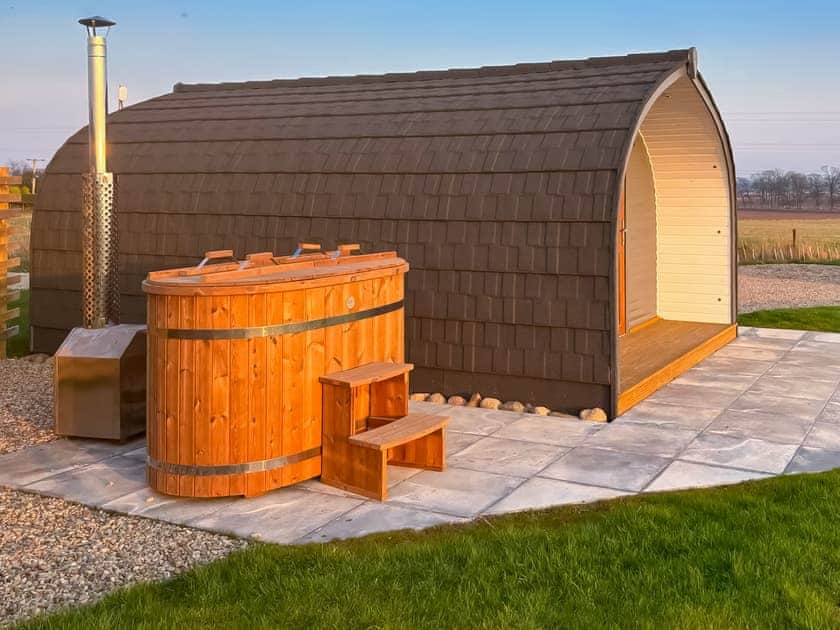 Hot tub | Coo Pod - Newton Of Inshewan Farm Pods, Forfar