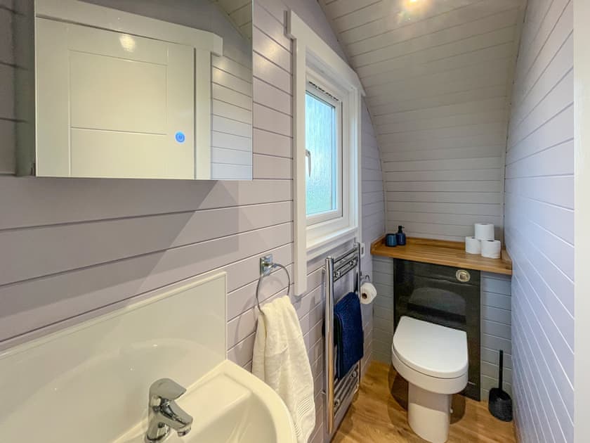 Bathroom | Uuu Pod - Newton Of Inshewan Farm Pods, Forfar