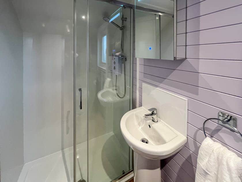 Bathroom | Uuu Pod - Newton Of Inshewan Farm Pods, Forfar