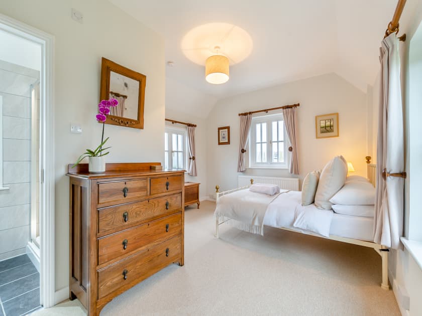 Double bedroom | Stablehurst Cottage, East Grinstead