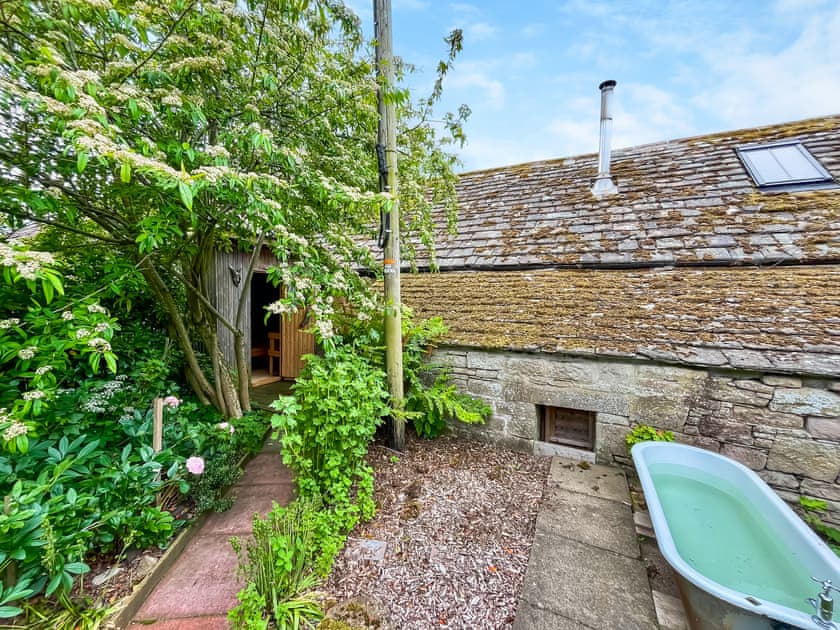 Sauna and plunge bath  | Farmtoun Cottage, Forfar