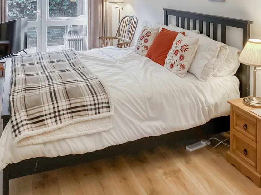 Double bedroom | Victoria Park Mews, Victoria Park, London