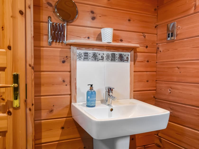 Bathroom | Foxglove - Lowfield Log Cabins, Staintondale near Scarborough