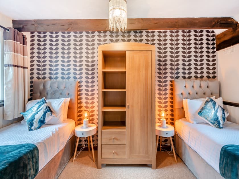 Twin bedroom | Swallow - Birds Farm Holidays, Colchester