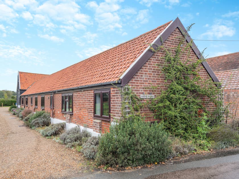 Exterior | Swallow - Birds Farm Holidays, Colchester