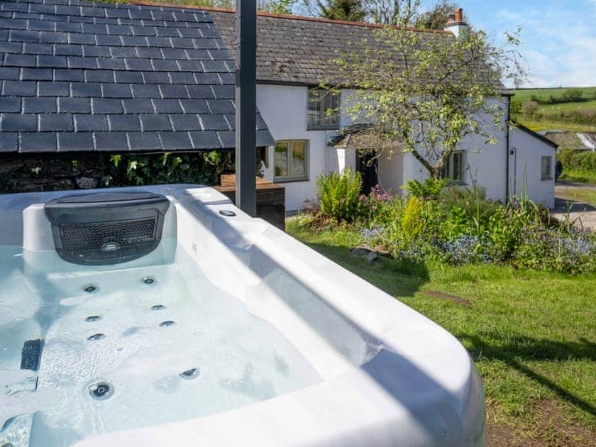 Hot tub | Deviock Farm House, Downderry