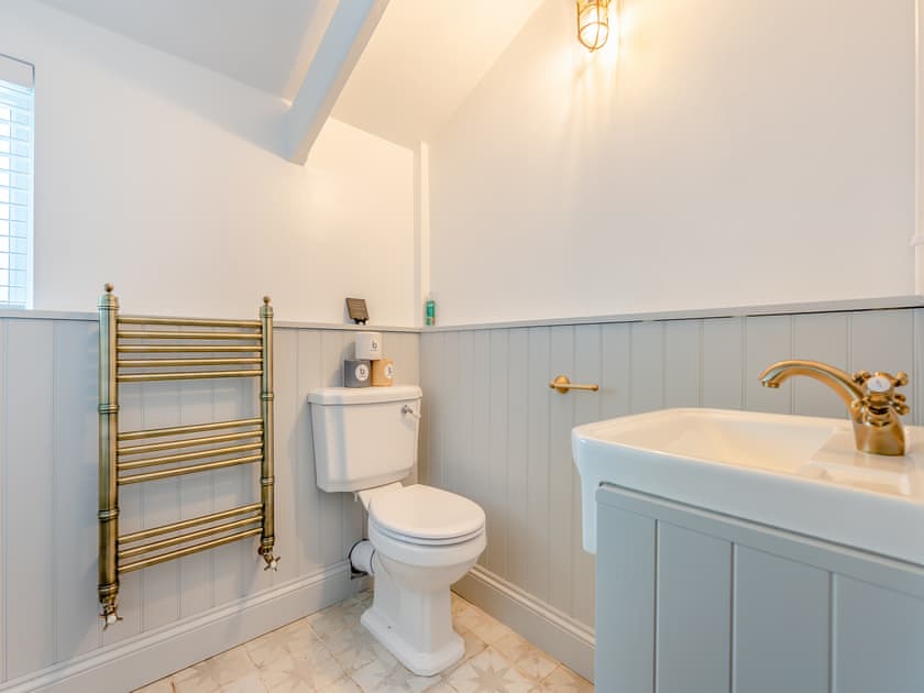 Bathroom | Deviock Farm House, Downderry