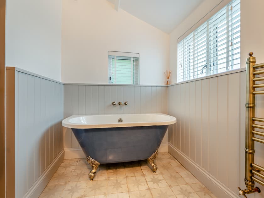 Bathroom | Deviock Farm House, Downderry