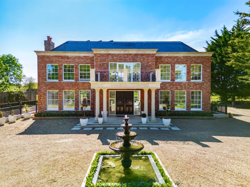 Exterior | The Essex Mansion - Barn House and Mansion, Romford