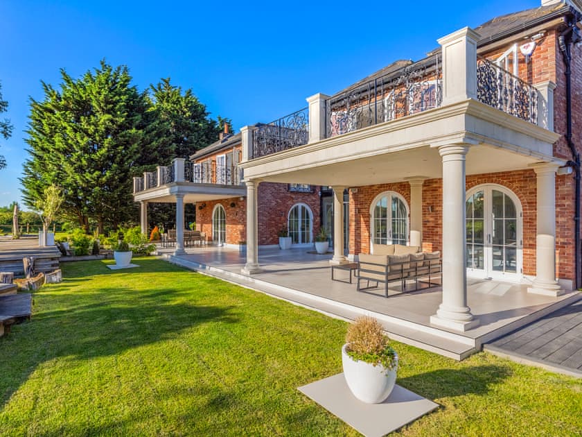 Exterior | The Essex Mansion - Barn House and Mansion, Romford